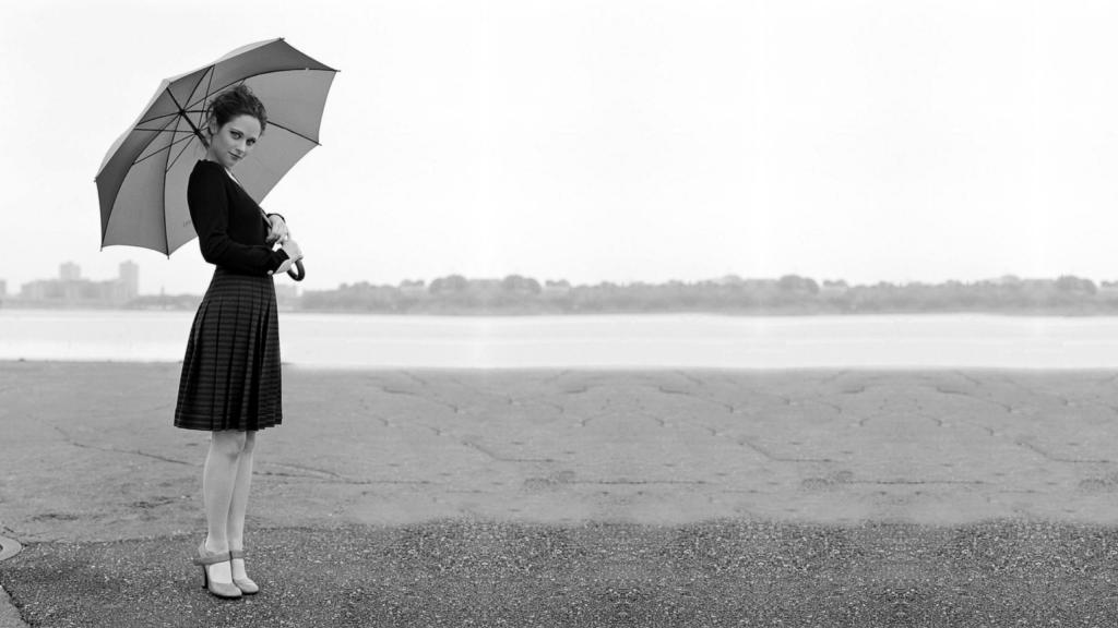 一个女孩用一把雨伞的黑白照片