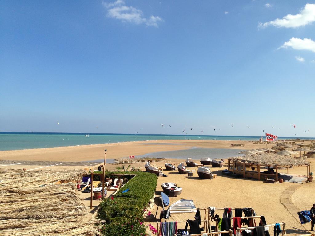 在El Gouna，埃及度假胜地的金色海滩