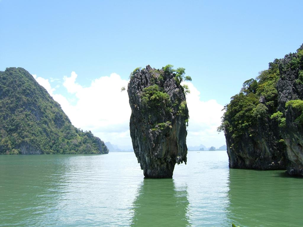 孤独的岩石在普吉岛，泰国的海湾