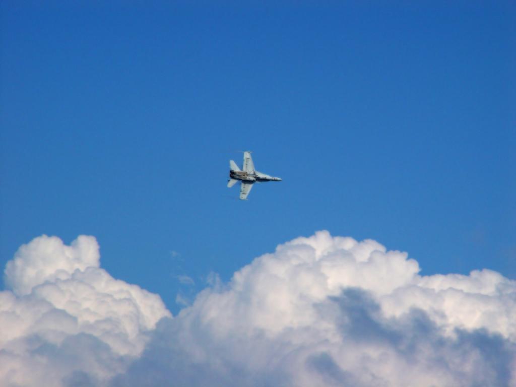 军用飞机在云端