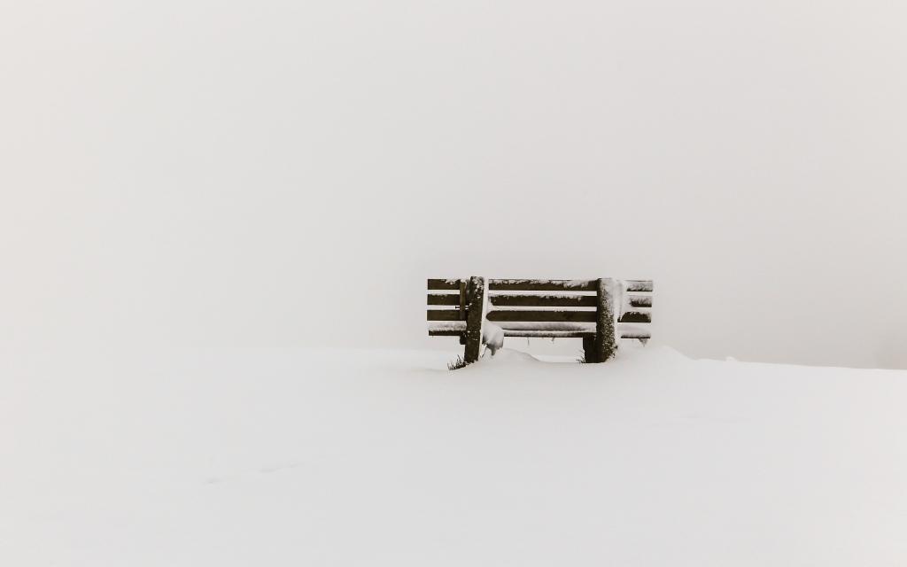 长凳上覆盖着积雪