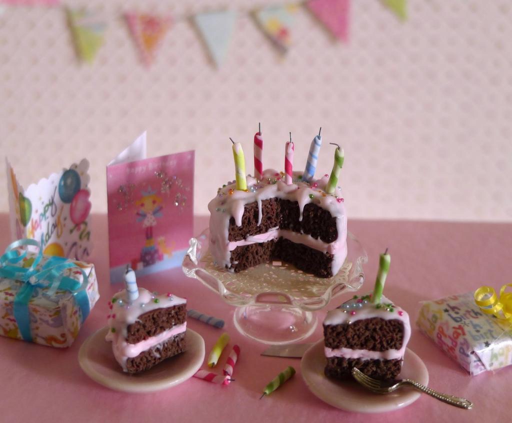 粉红色切生日蛋糕