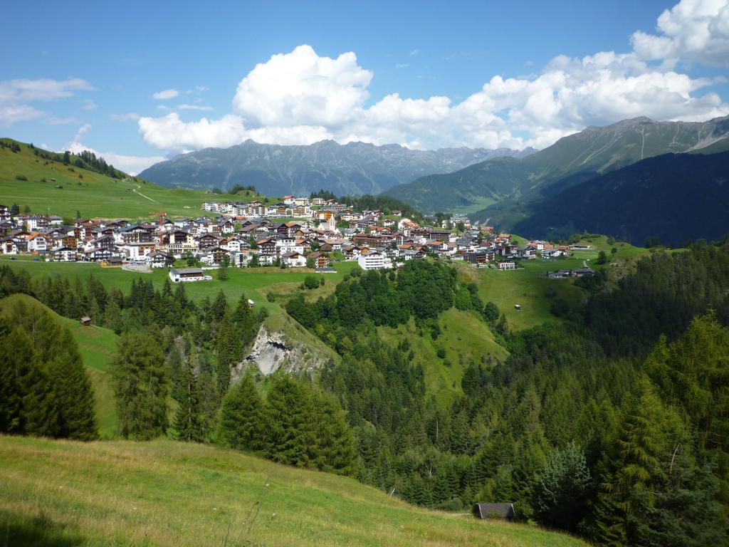 夏天全景在滑雪胜地Serfaus，奥地利