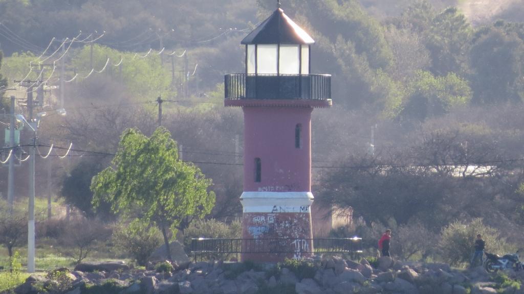 在海滩上的老灯塔