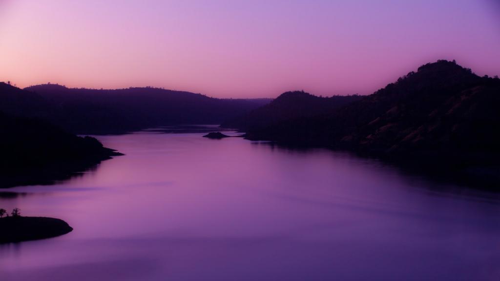 日落之后在山的紫罗兰色暮色