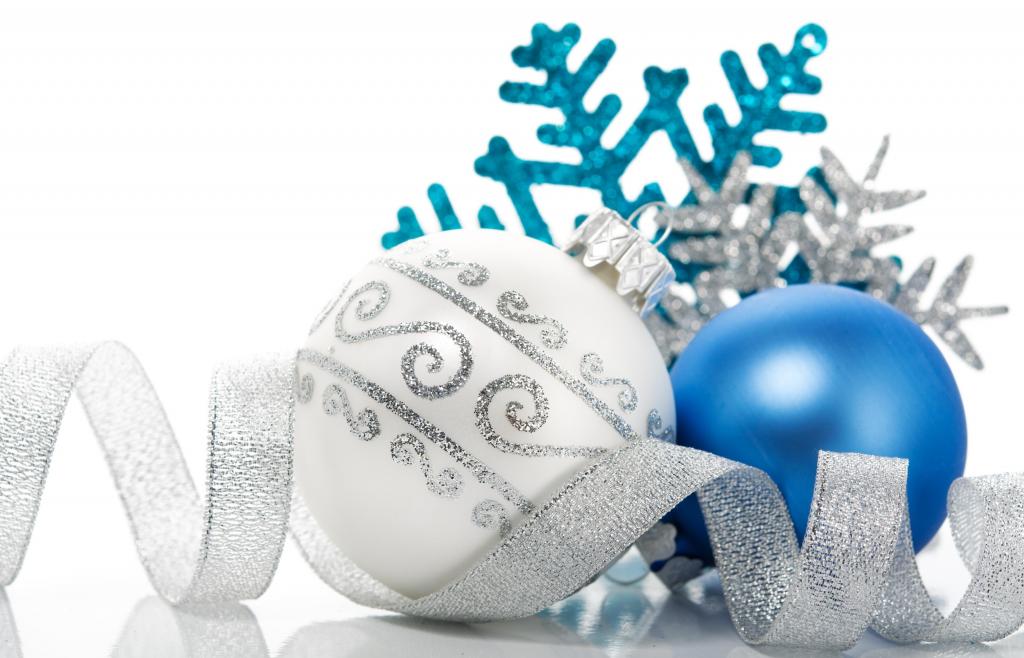 白色和蓝色圣诞球用明亮的彩带在白色背景上