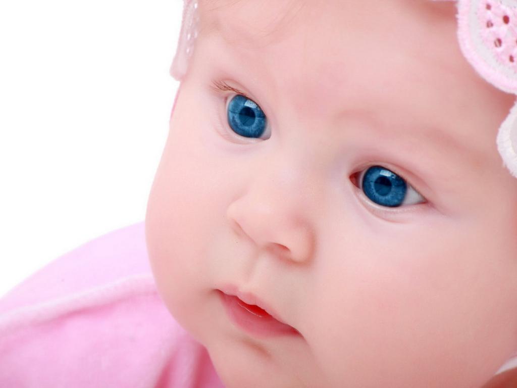 蓝眼睛的小女孩