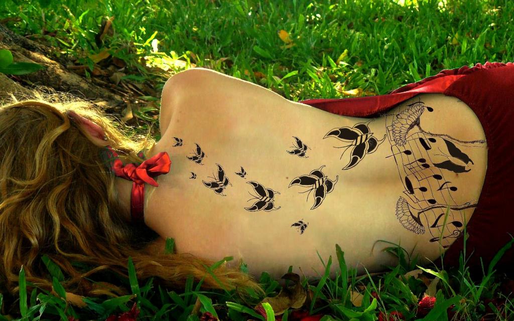 一个女孩的背上的蝴蝶纹身