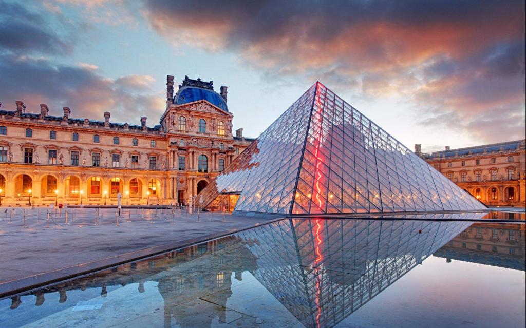 梦幻般的巴黎卢浮宫