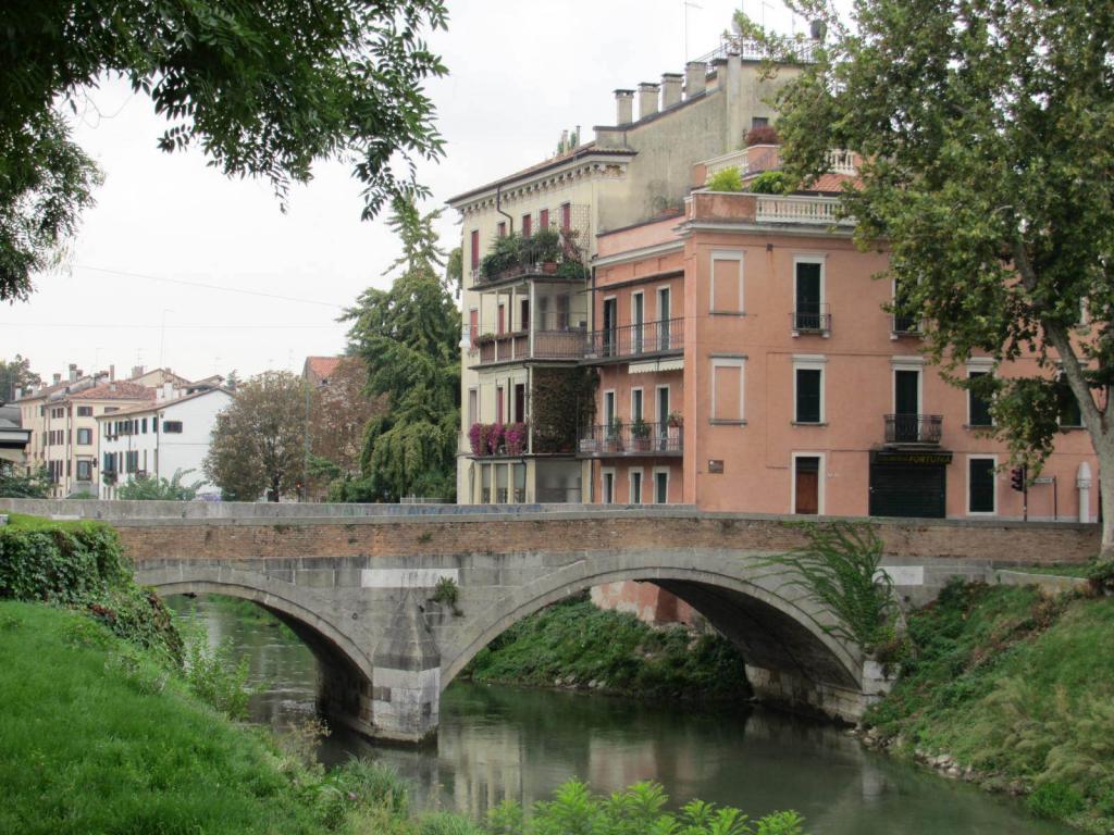 在帕多瓦，意大利的河上的桥梁