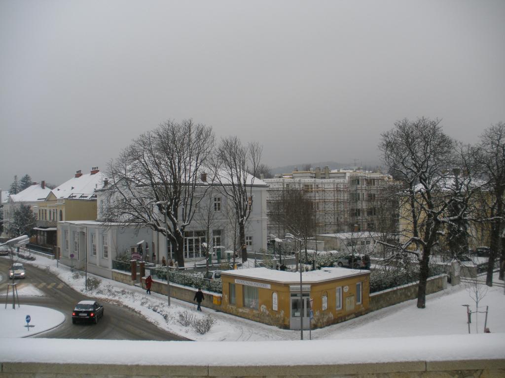 在Baden，奥地利度假胜地的冰雪覆盖的街道