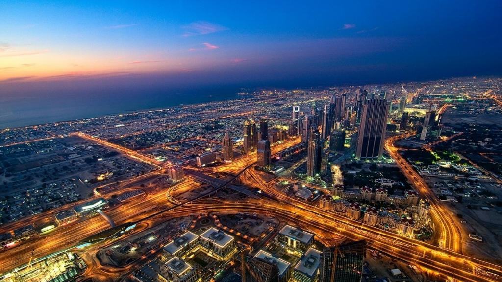 迪拜的看法从摩天大楼窗口的