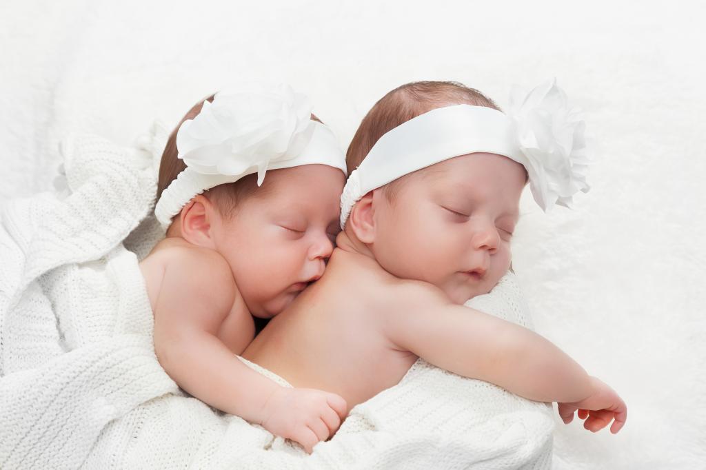 两个睡着的婴儿头上有大白花