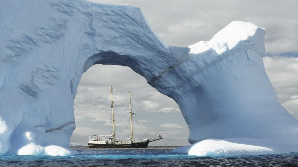 在南极洲的一艘船