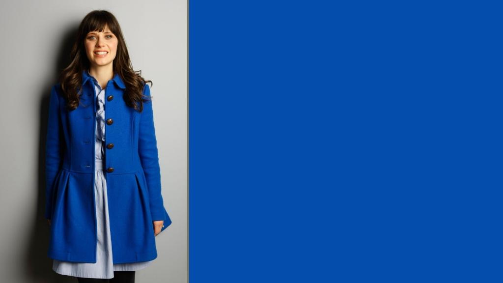 在一件蓝色外套的Zoey Deschanel模型