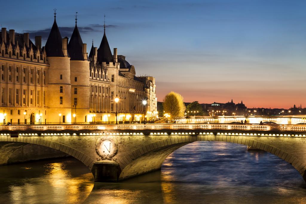 在前皇家城堡Conciergerie，巴黎的夜间灯光的桥梁。