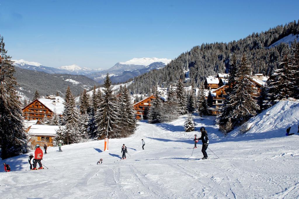 法国梅里贝尔滑雪胜地的冬季假期