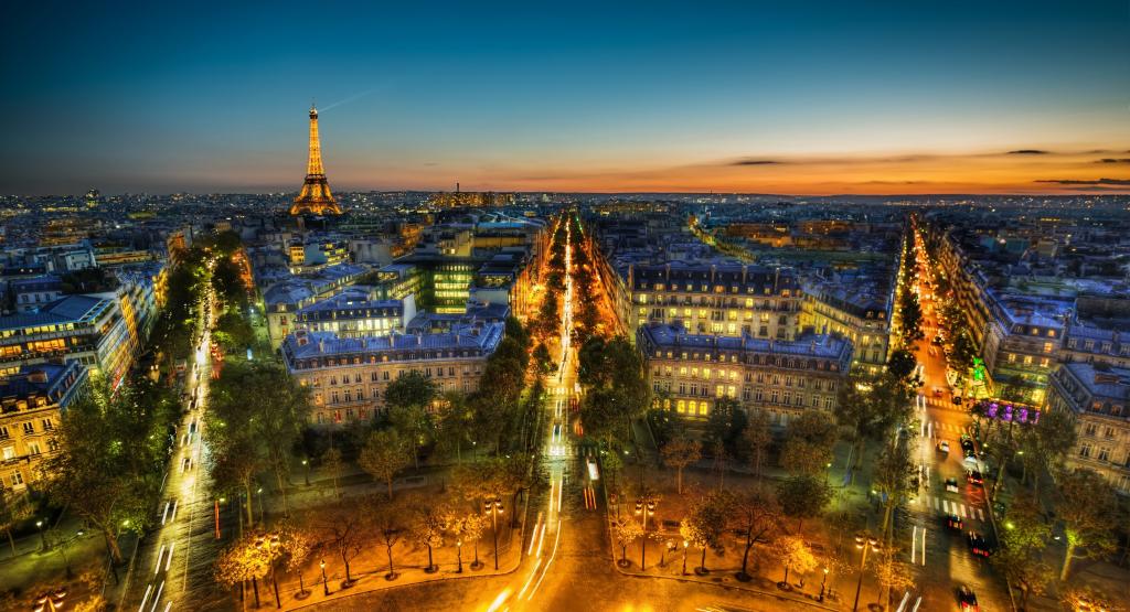 晚上在法国巴黎闪耀