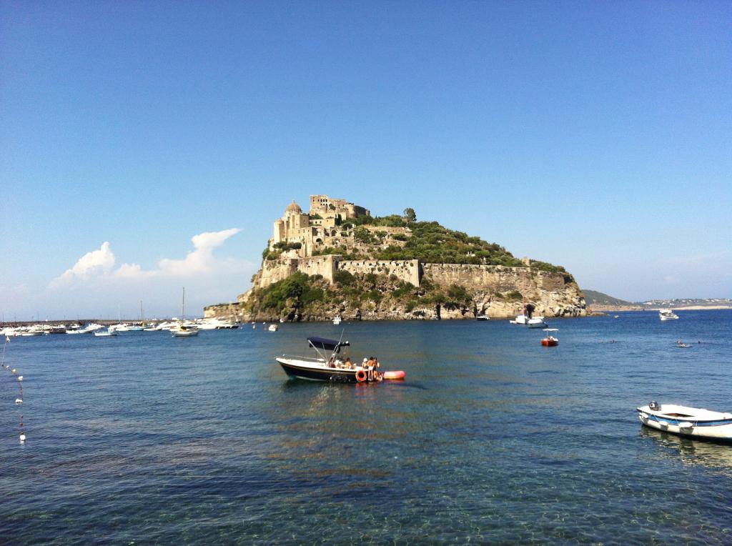 小船在意大利伊斯基亚岛的背景上