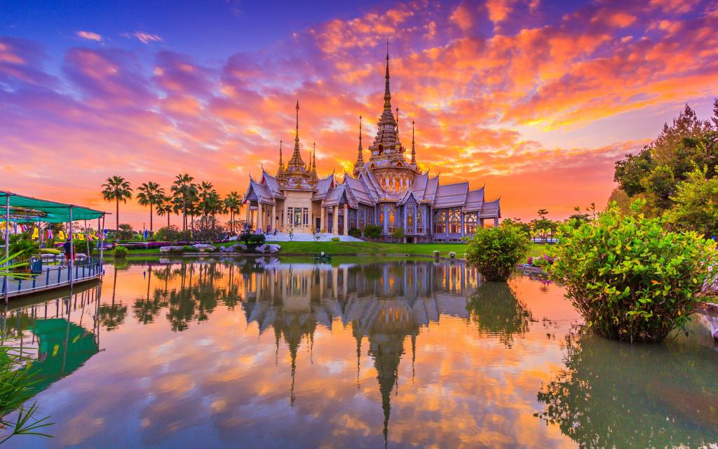 美丽的寺庙在日落时，泰国风景如画的天空下