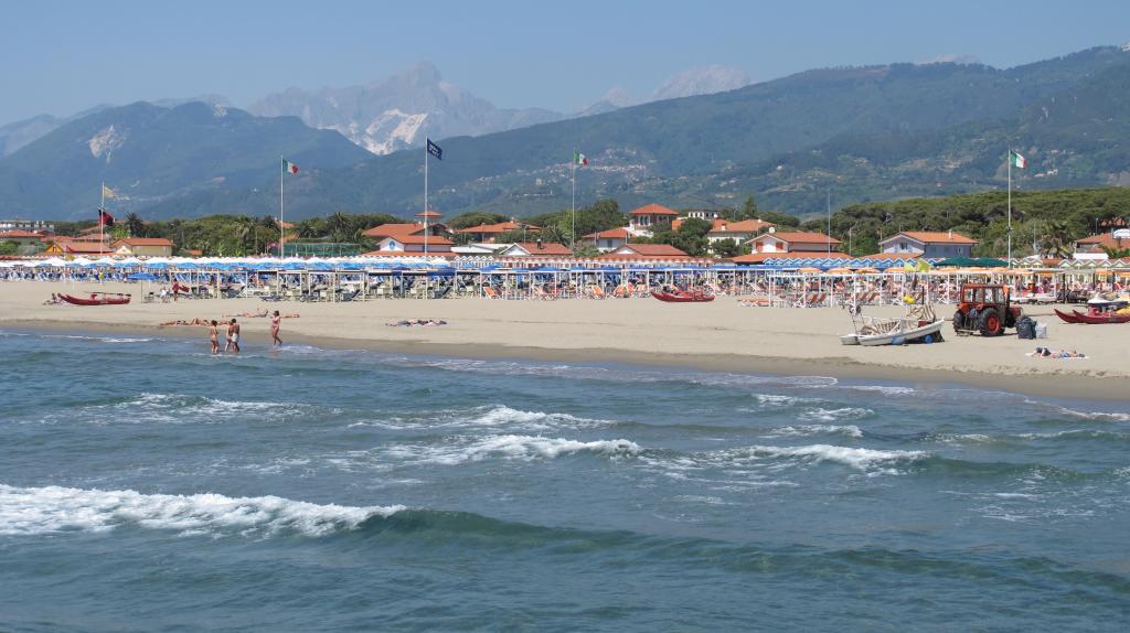 在意大利的Forte dei Marmi度假村的海滩上度过春假