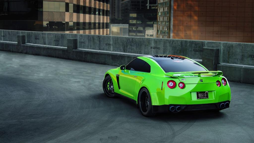 在赛马跑道的绿色日产GT-R