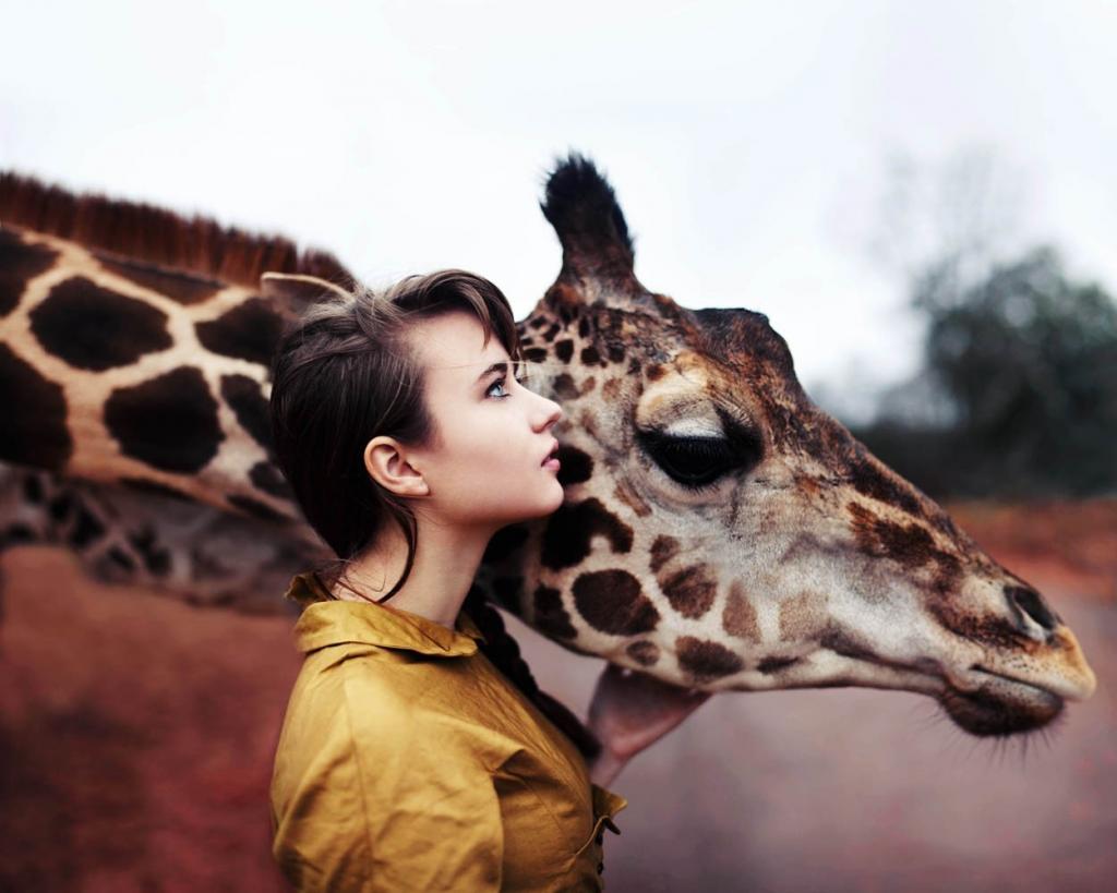 一个女孩头上长着一只长颈鹿