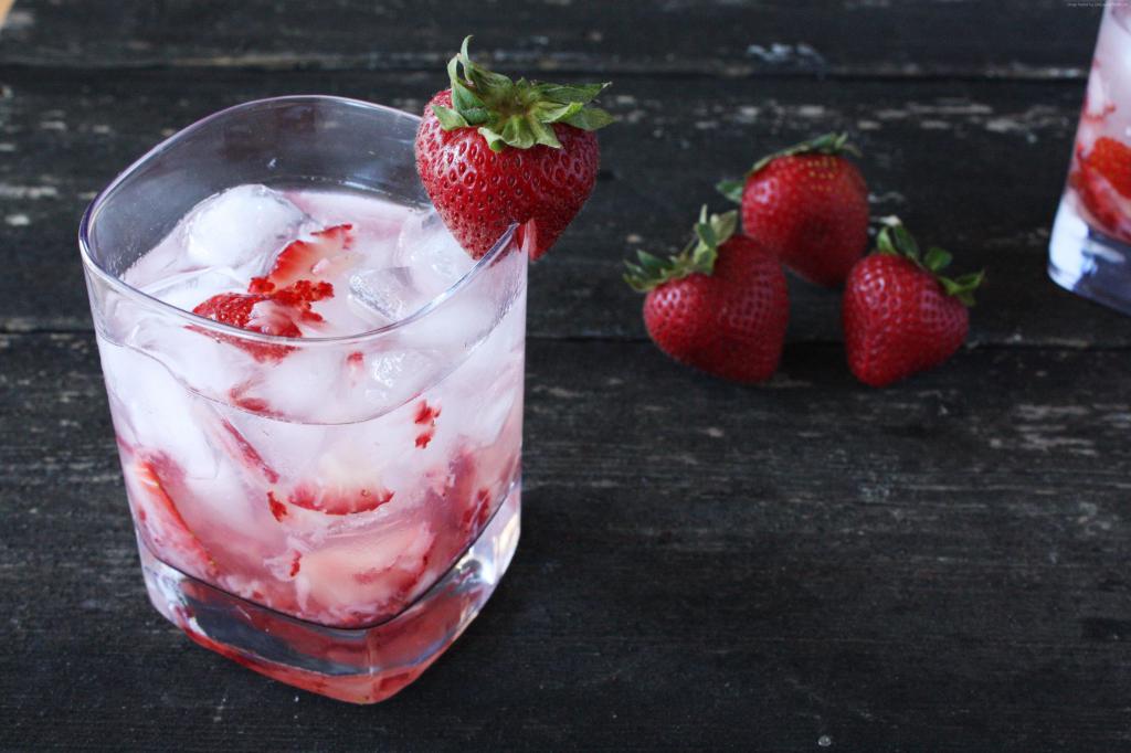 在一杯加冰的草莓鸡尾酒