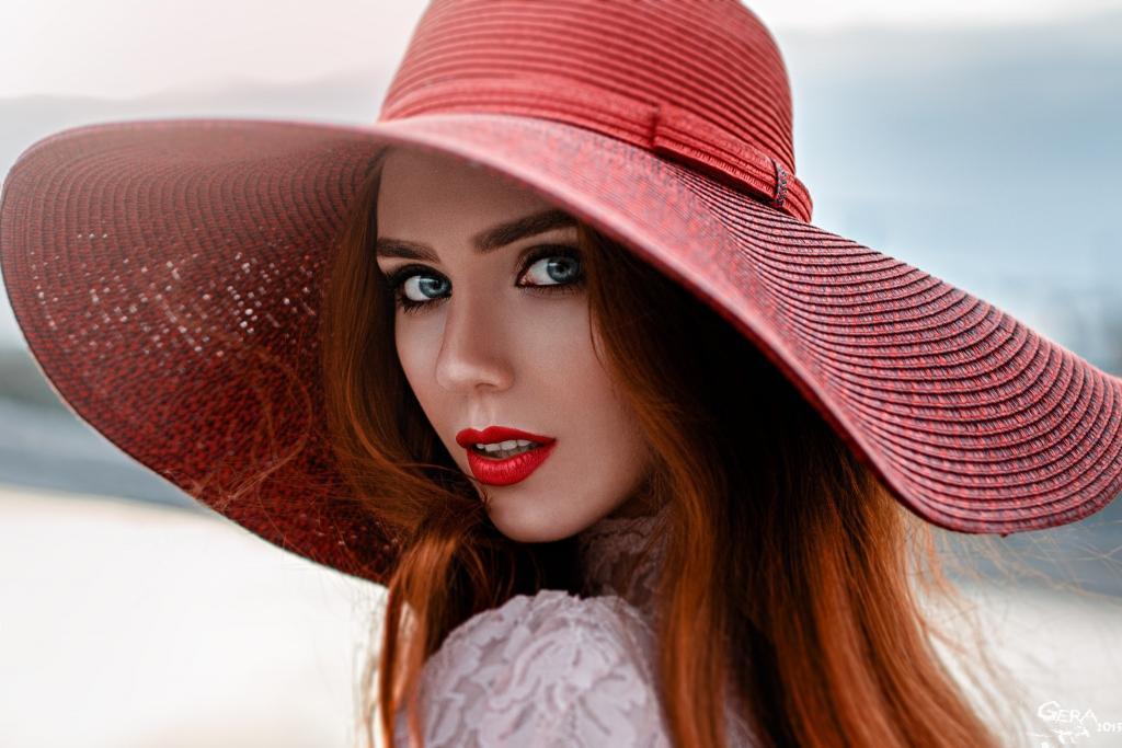 一顶大红色帽子的红发女孩