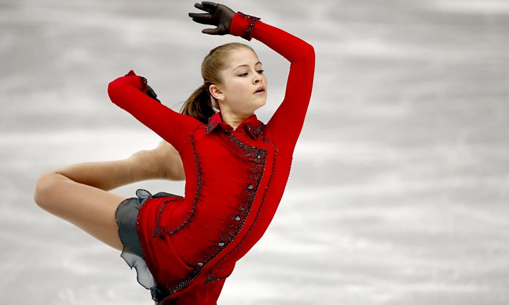 在索契奥运会花样滑冰比赛的冰上的朱莉娅Lipnitskaya