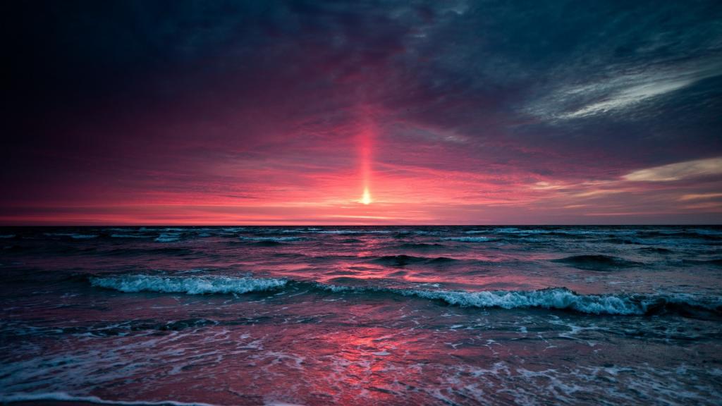 日落时在海中的粉红色天空