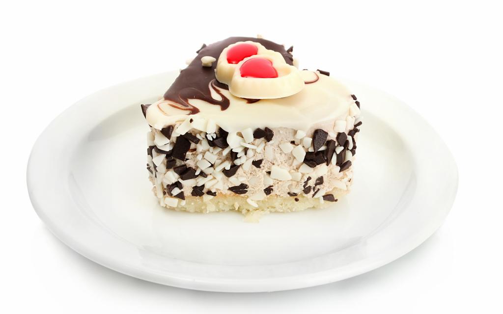 开胃心形蛋糕用巧克力在白板上