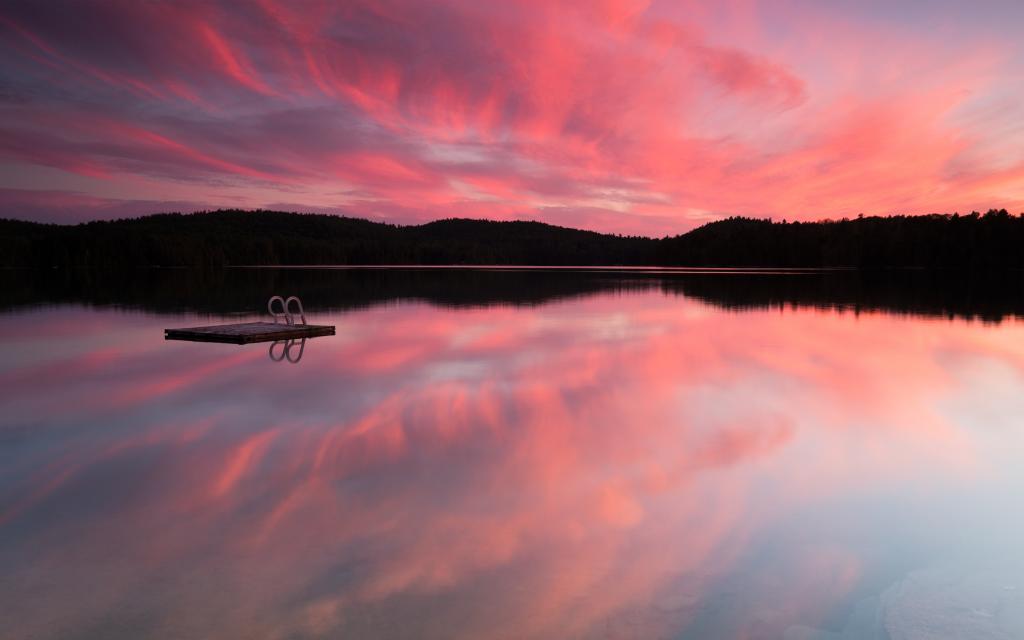 粉红色的天空在湖中的反思