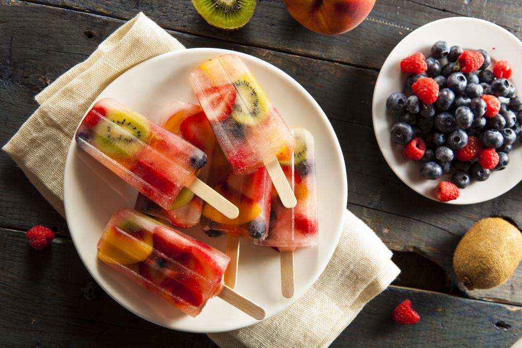 浆果和水果棒上的冰淇淋