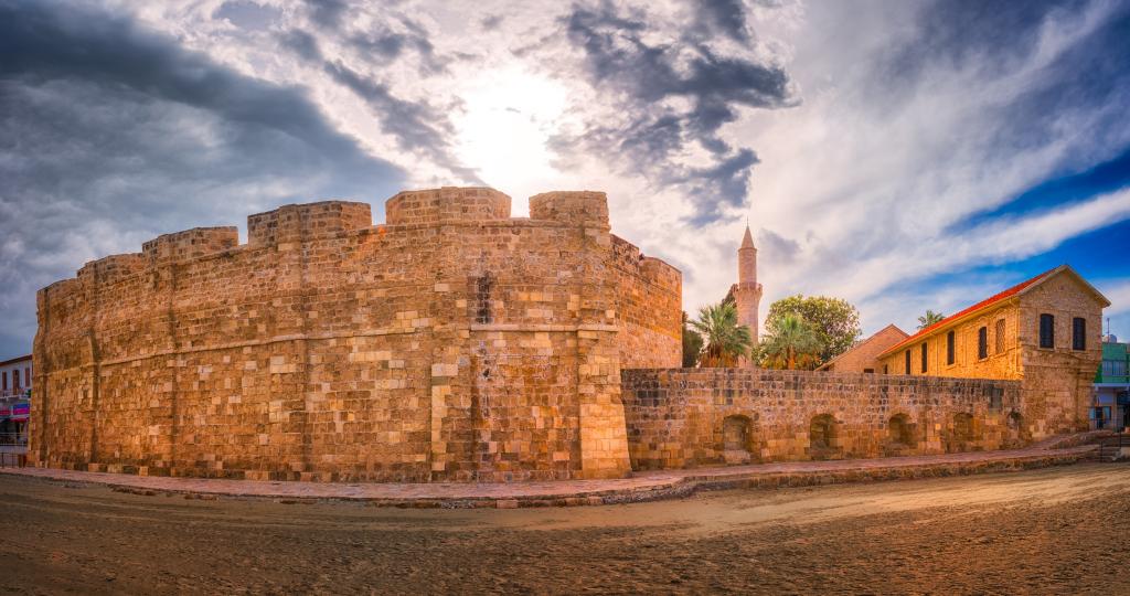 在美丽的天空，塞浦路斯共和国下古老的拉纳克城堡的视图