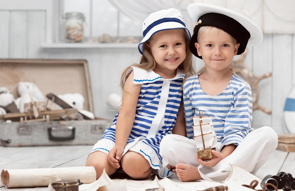 男孩和女孩在水手下风格化的衣服