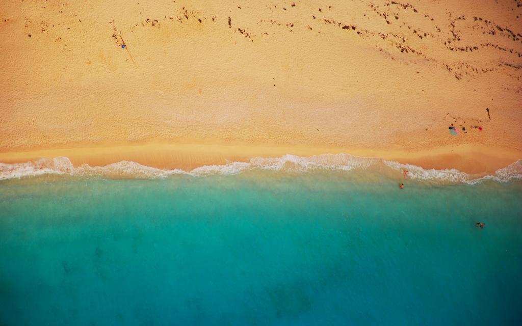 黄沙与蓝色的水结合
