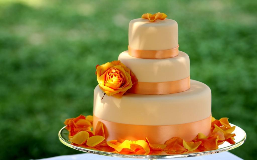 大型多层橙色婚礼蛋糕与鲜花
