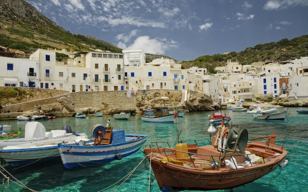 在西西里岛，意大利海岸的小船