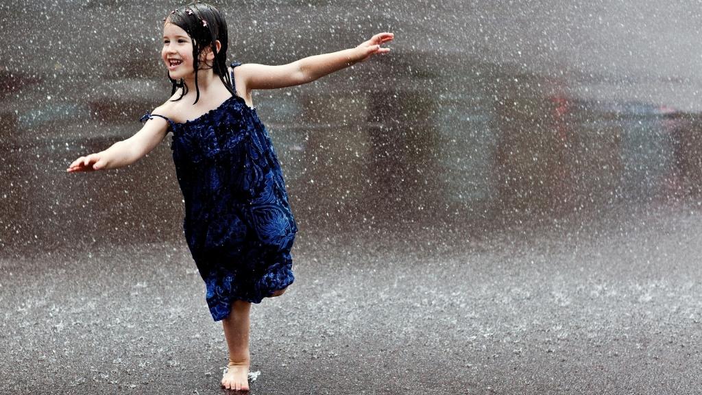 一个快乐的孩子在雨中奔跑