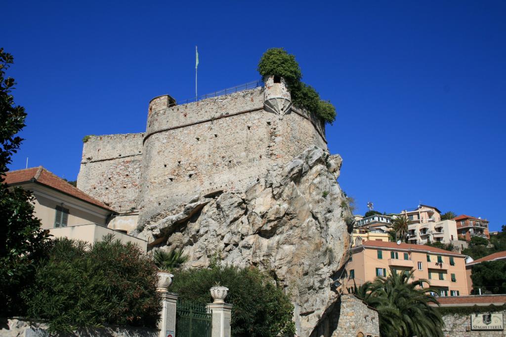 在手段的城堡在彼得拉·利古雷，意大利