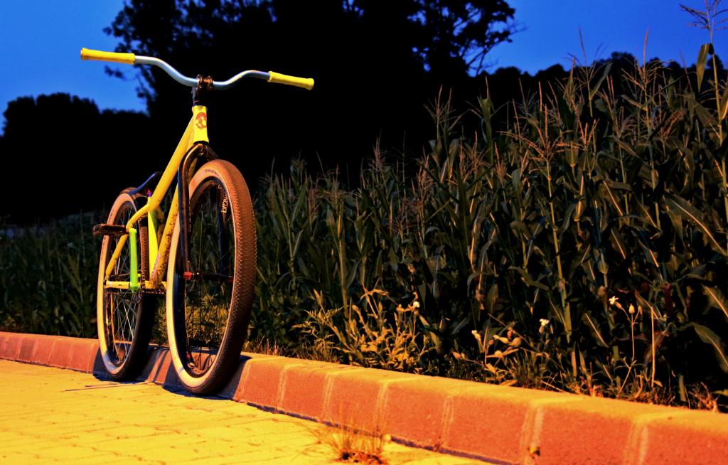 在路边的黄色自行车