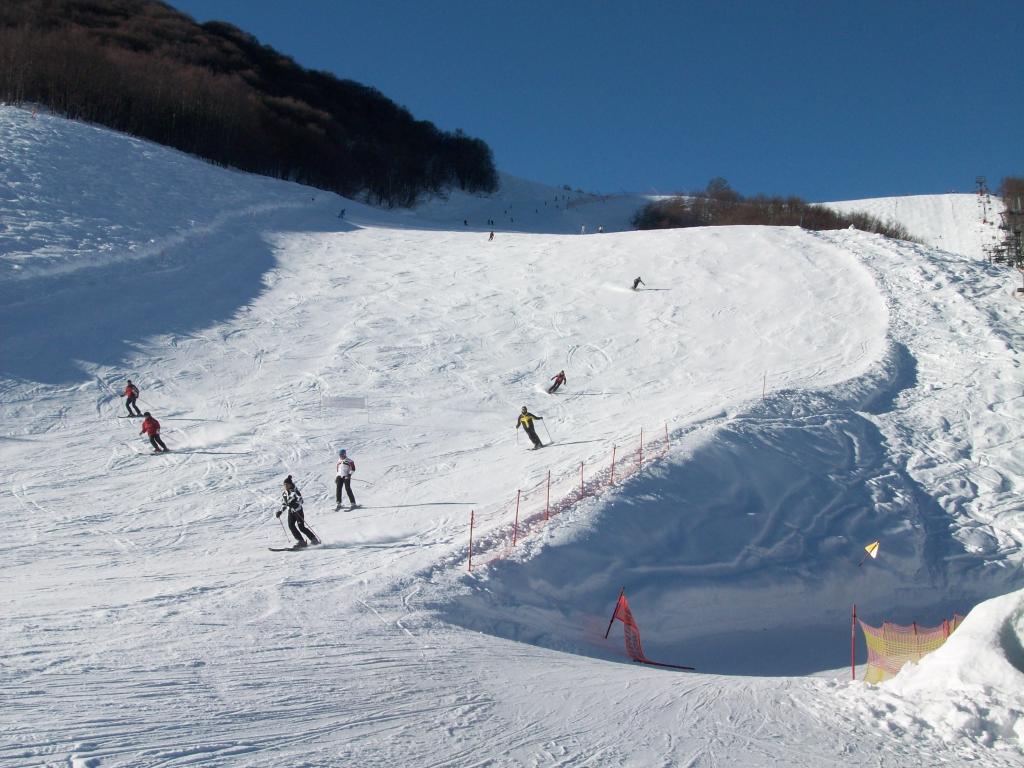 冬季假期在意大利麦当娜迪坎皮利奥滑雪胜地