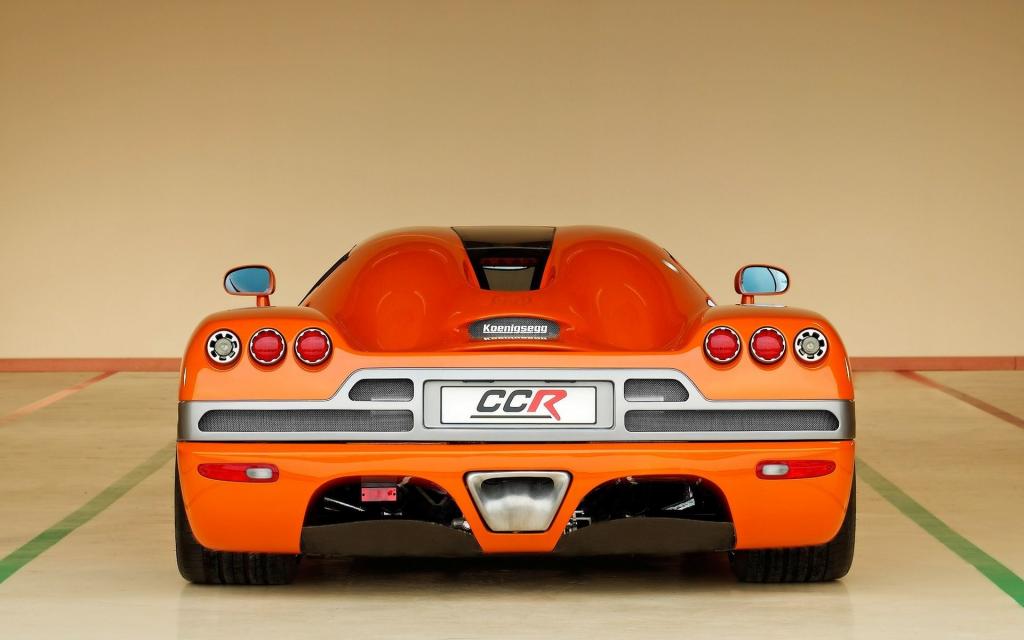 橙色Koenigsegg CCR的背面图