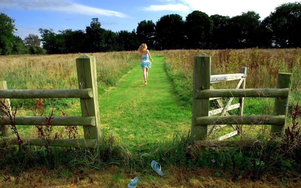 这个女孩正在农场的田野上散步