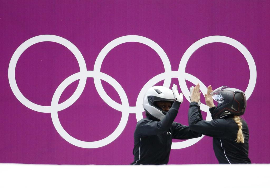 美国冬季奥运圣火Lauryn Williams和Ilana Myers在索契