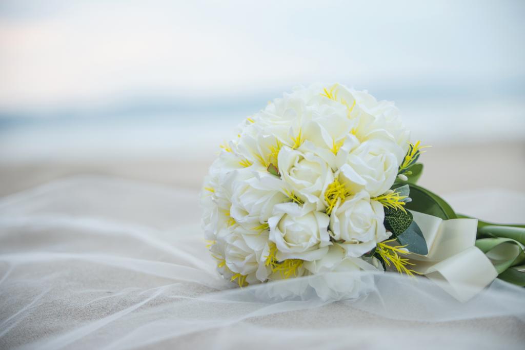 美丽的婚礼花束的白玫瑰