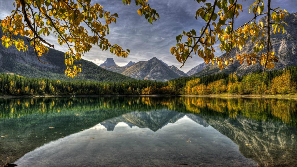 加拿大山区的秋天