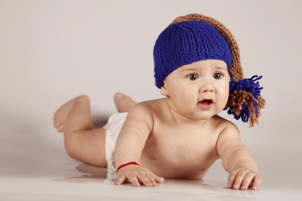 一个戴着针织羊毛帽子的棕色眼睛的婴儿