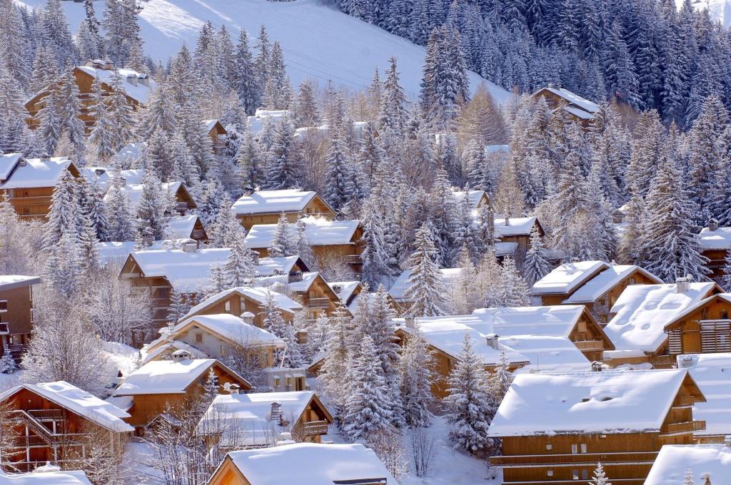 梅里贝尔，法国滑雪胜地的积雪的房子